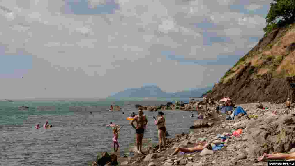 Вода в море прохладная, поэтому многие предпочитают загорать 