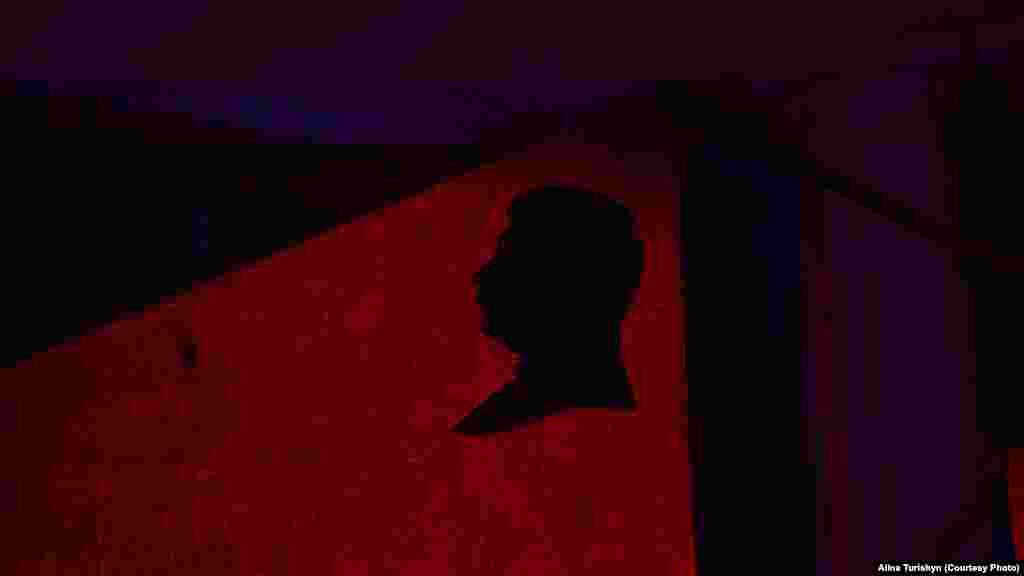 Одна из экспозиций выставки называется «Улыбка Сталина». «Условная улыбка становится образом цинизма диктатора и пренебрежительного отношения к ценности человеческой жизни» – говорят организаторы