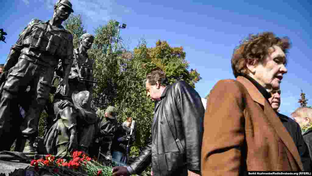 Квіти для тих, хто виконував свій військовий обов'язок до кінця, ціною найдорожчого, що є у людини, – життям