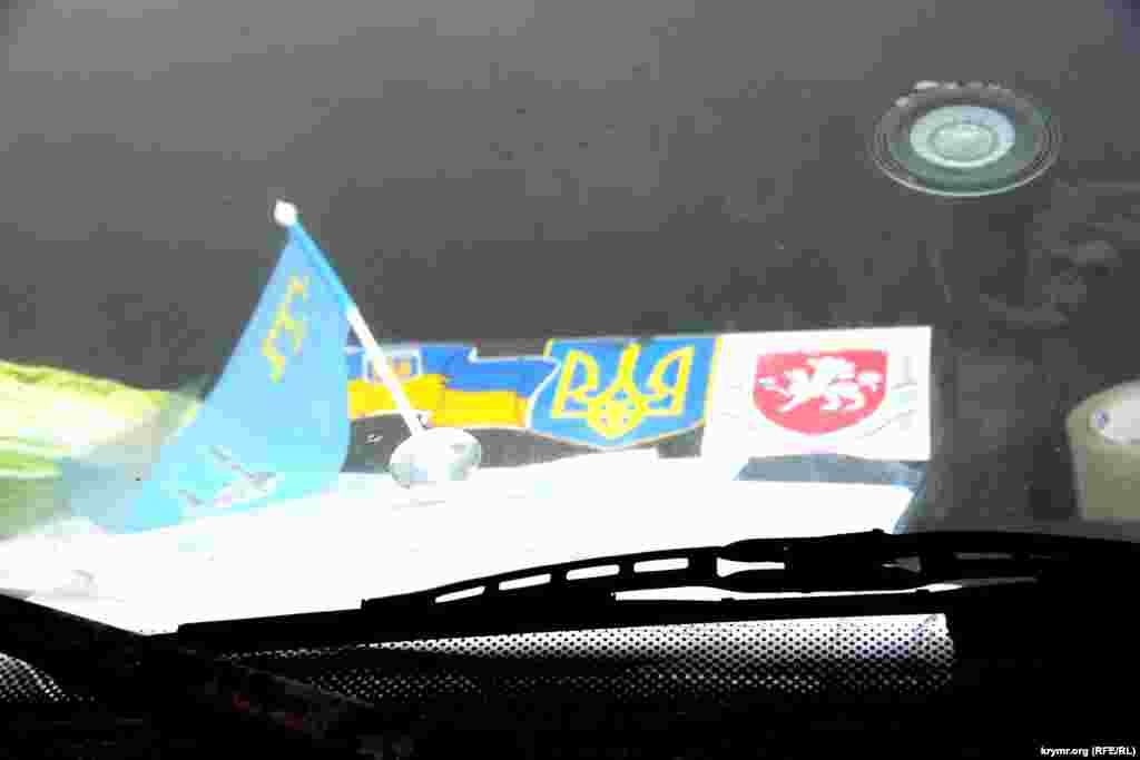 Не смотря на свои политические взгляды владелец автомобиля так же простаивает очередь 