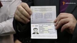 Порошенко вже похвалився своїм біометричним паспортом Порошенко вже похвалився своїм біометричним паспортом