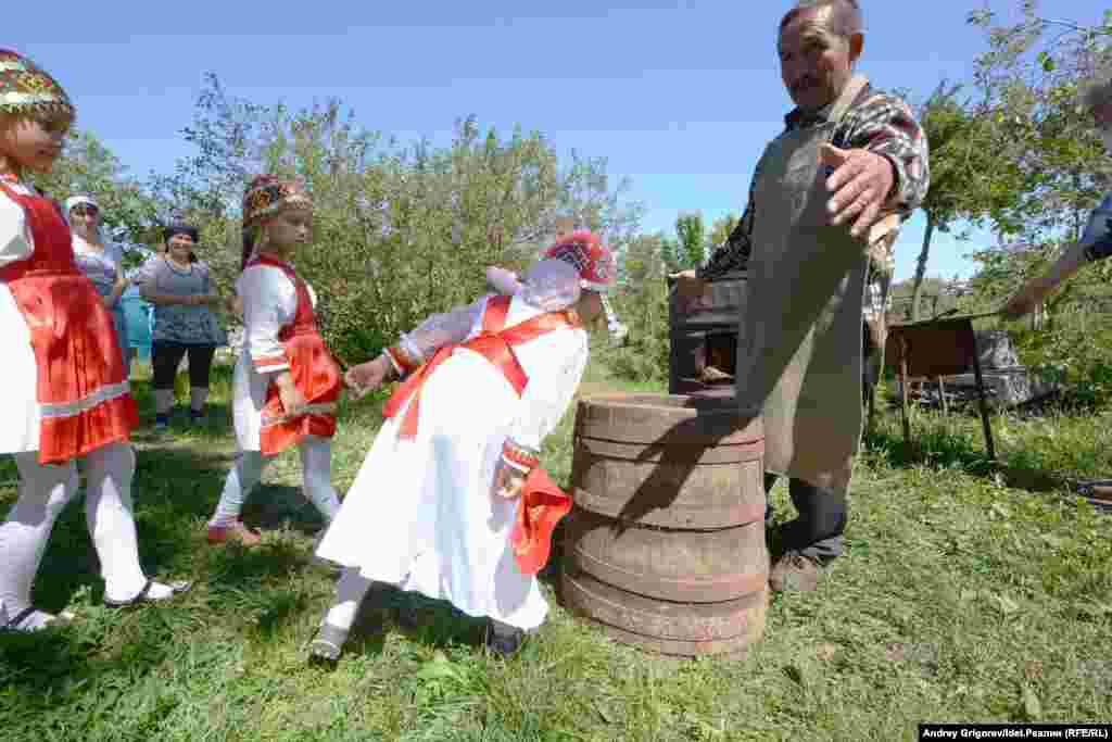 Получившийся отвар фильтруют через ветви малины, липы, березы и пласты ржаной соломы (ветви служат фильтром грубой очистки, а солома — тонкой). Фильтруют вот в такой бочке. 