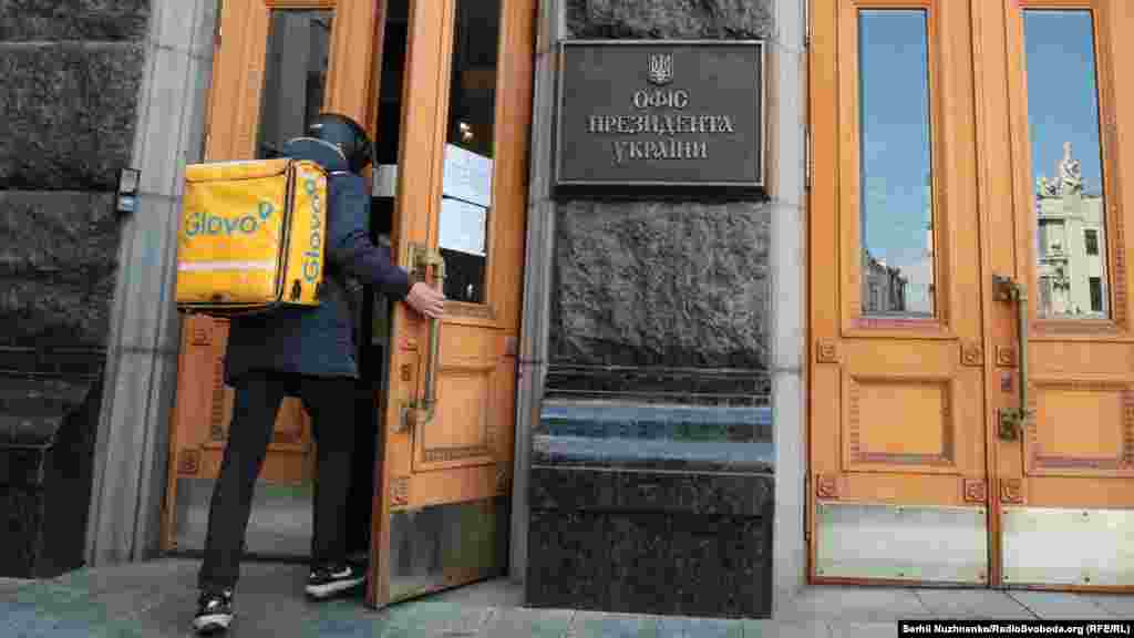 Кур'єр служби доставки Glovo («Глово») під час карантину в Києві, привіз замовлення до Офісу президента України