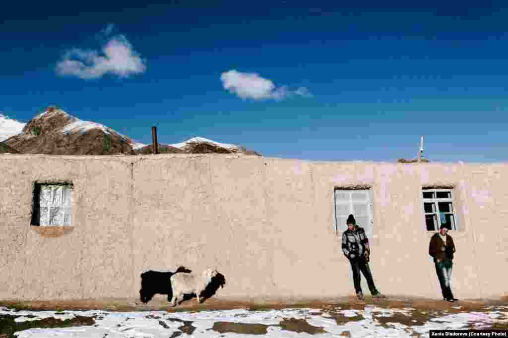 Здесь, на высоте 3500 м, почти в каждом доме есть телевизор. Это единственная связь с «миром», в котором на заработках находится кто-то из членов семьи.  