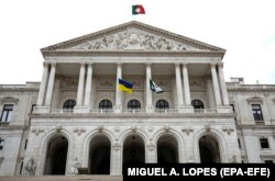 Український прапор біля будівлі парламенту Португалії, Лісабон, 21 квітня 2022 року. Цього дня президент України Володимир Зеленський звернувся через відеозв'язок до португальського парламенту