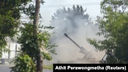 Тайские военные ведут огонь в сторону Камбоджи, Сурин, Таиланд, 25 июля 2025 года