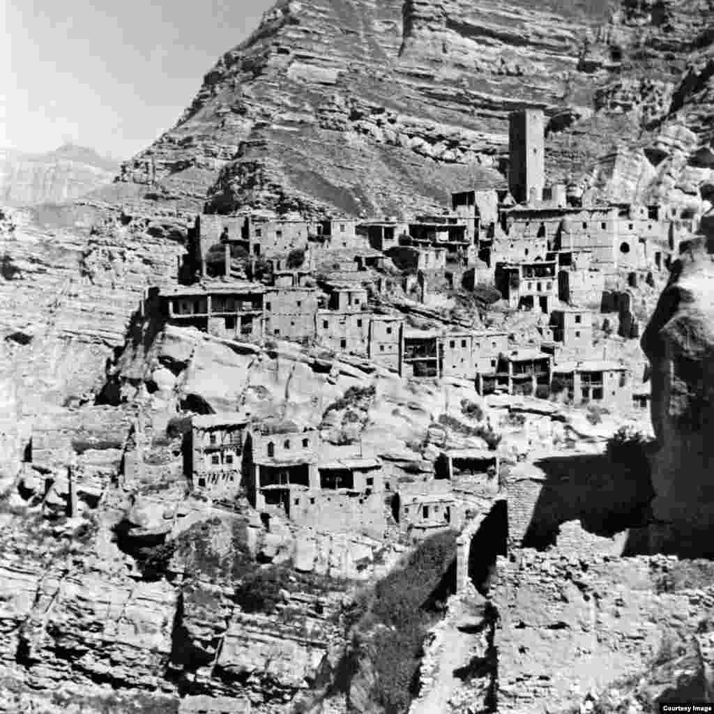 Как и все искусство Манабы, ее фотоискусство монументально. Кавказские мадонны, дети, праздники, надмогильные плиты, женщины за работой, суровые горы и люди в горах – как ода и признание в любви к родному Дагестану, где она родилась и выросла и горячо любимой Грузии, где она прожила почти всю свою жизнь