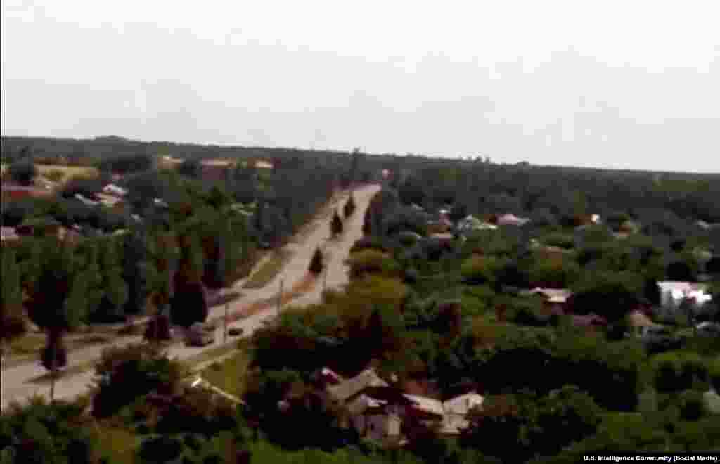 Фотографія з соціальних мереж: «Бук» неподалік від Краснодона. Згідно з даними розвідки, «Бук» прямує в бік російської території. Фотографія зроблена після катастрофи рейсу MH17