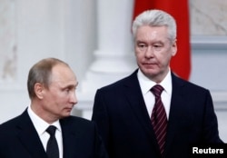 Moscow Mayor Sergei Sobyanin (right) with Russian President Vladimir Putin (file photo)