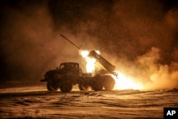 РСЗО БМ-21 «Град» ведет огонь в направлении позиций российской армии вблизи Часового Яра. Донецкая область, 2025 год