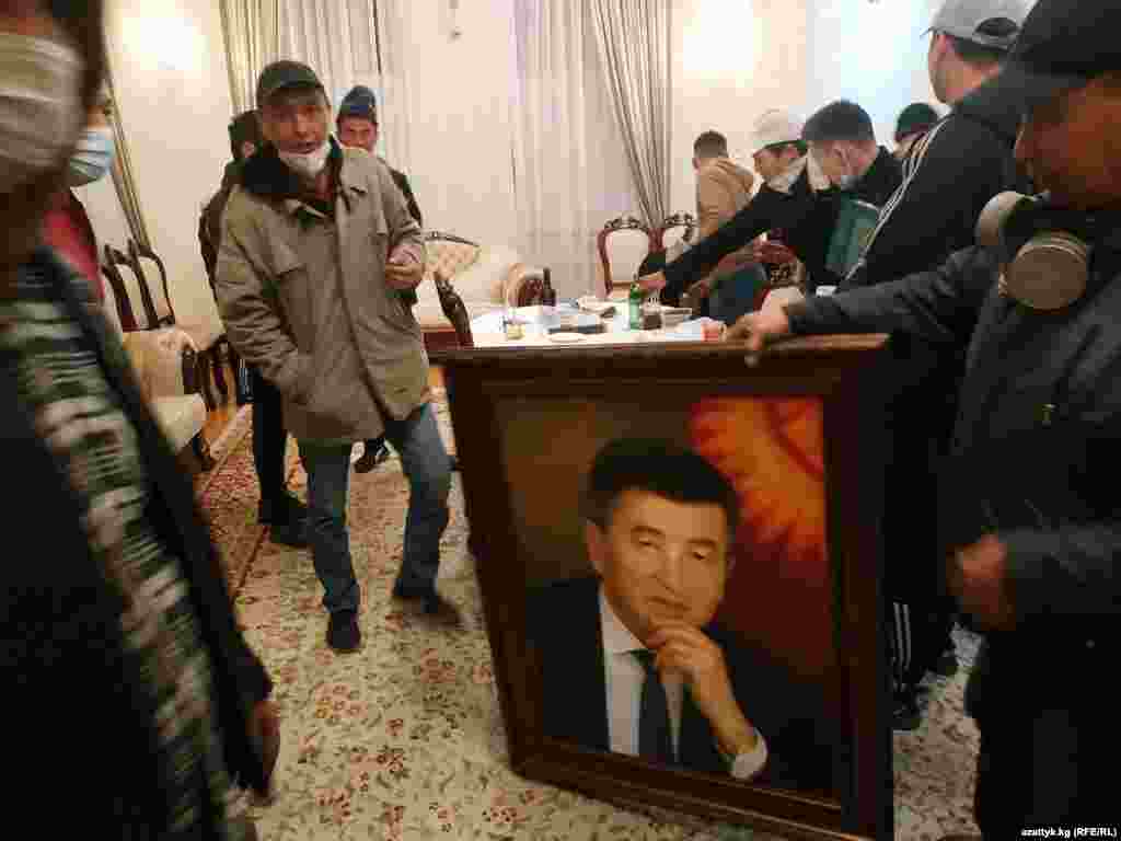 Демонстрант тримає портрет президента Киргизстану Сооронбая Жеєнбекова