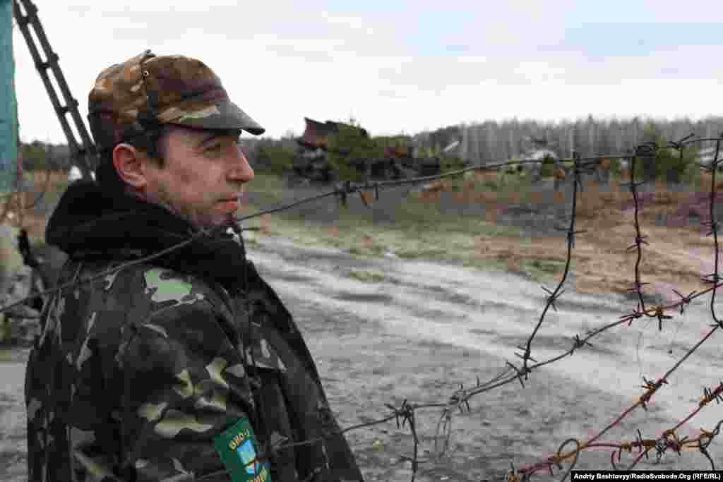 Охоронець Олексій розповідає, що найбільш радіоактивну техніку вивозять, дезактивують та закопують на іншому полігоні, а менш забруднений метал – залишають для переробки.