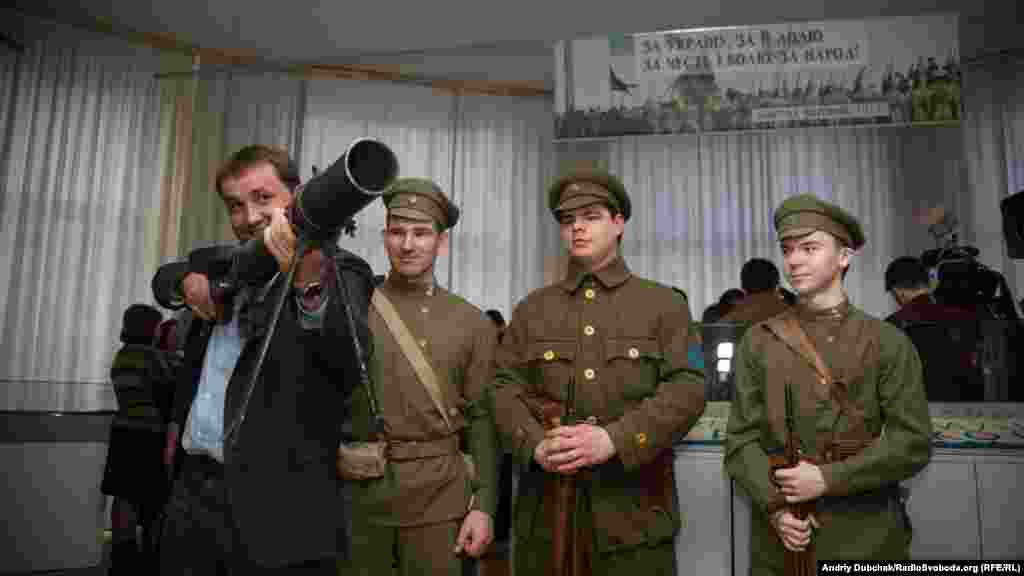 Голова Українського інституту національної пам'яті Володимир В'ятрович пробує на вагу кулемет Льюїса (вага із боєкомплектом близько 20 кілограмів) під час відкриття виставки «100 років Української революції. Відроджена держава». Київ, 16 березня 2017 року ПЕРЕГЛЯНЬТЕ ФОТОГАЛЕРЕЮ