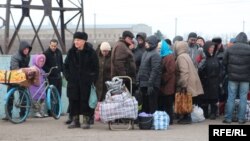 Люди на пропускному пункті «Мар’їнка», архівне фото