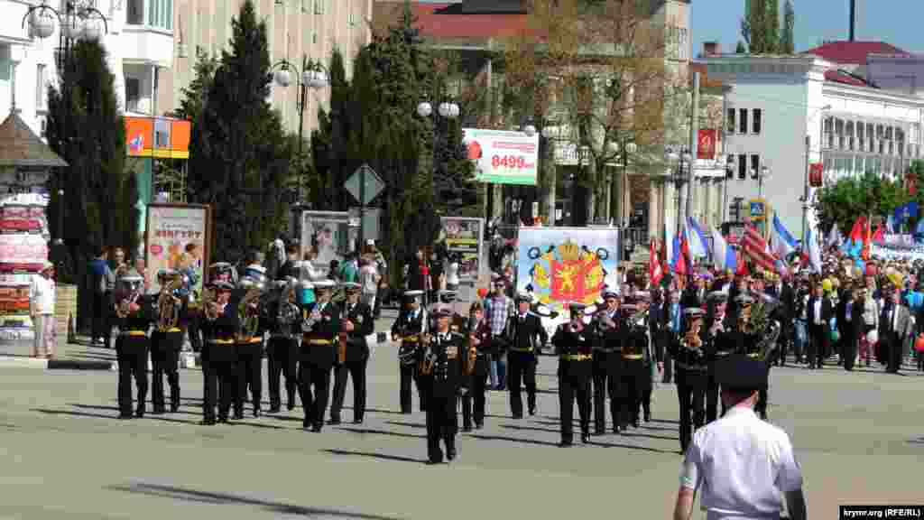 Колонна демонстрантов прошла мимо морского вокзала по улице Кирова  к площади имени Ленина, где состоялись митинг и концерт.
