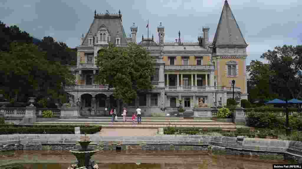 Массандровский дворец. Один из самых узнаваемых памятников истории Ялты. Был построен в конце XIX века, а позже использовался как государственная дача, где отдыхали советские лидеры – Сталин, Хрущев и Брежнев