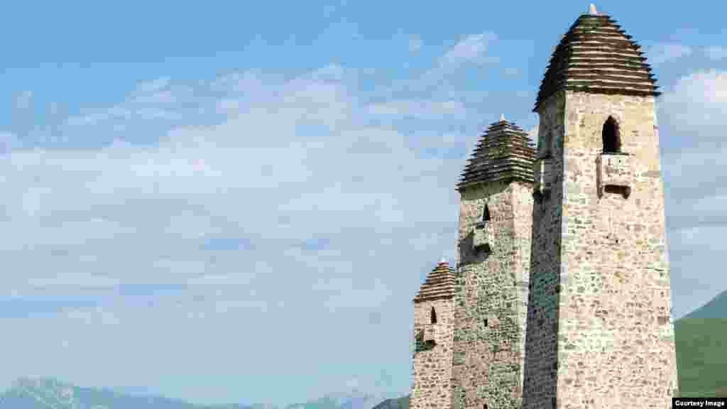 Возраст башен определить сложно. Для некоторых предполагаемая дата строительства "гуляет" на 400 лет. Считается, что низкие и широкие жилые башни, скорее всего, возникли в конце X – начале XI века. Со временем они развивались, и к XVI веку превратились в классических стройных великанов высотой с десятиэтажный дом и с пирамидальной крышей. Перестали их строить к концу XVIII века, с появлением артиллерии