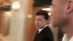 Володимир Зеленський прибув у трускавецький «Ріксос». Охорона відтіснила журналістів від президента (відео) Володимир Зеленський прибув у трускавецький «Ріксос». Охорона відтіснила журналістів від президента (відео)