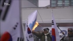 Олімпіада-2018. Південні корейці палили спільний прапор, протестуючи через запрошення Мун Чже Іна відвідати КНДР (відео) Олімпіада-2018. Південні корейці палили спільний прапор, протестуючи через запрошення Мун Чже Іна відвідати КНДР (відео)