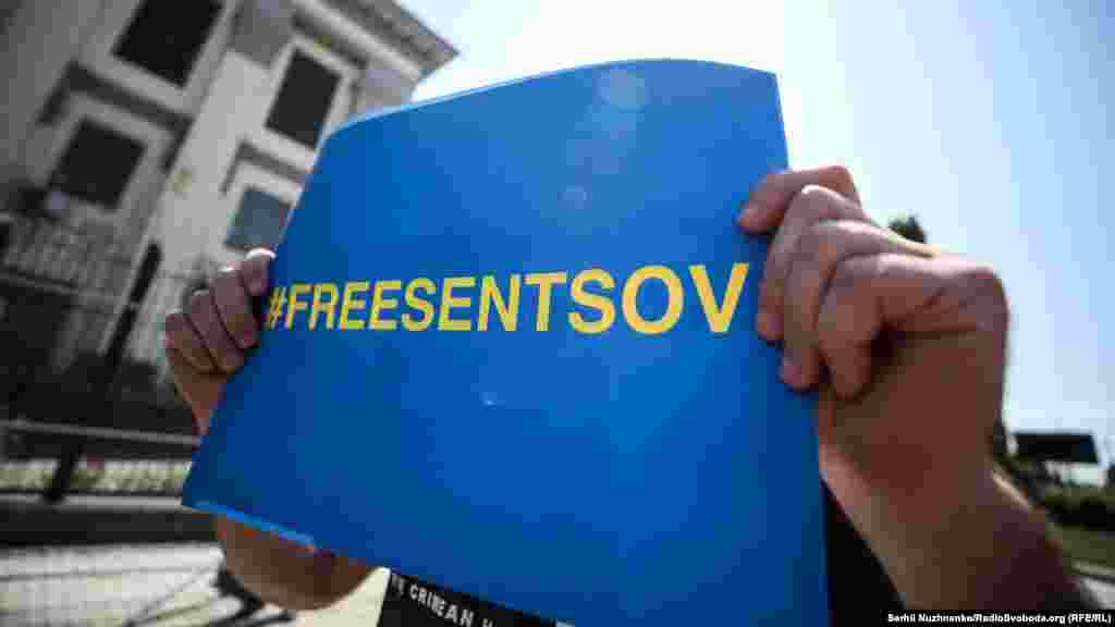 Сенцов и крымчанин Александр Кольченко были задержаны представителями российских спецслужб в Крыму в мае 2014 года по обвинению в организации терактов на полуострове