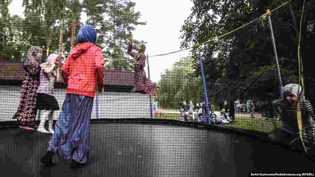 Другие – прыгали на батуте