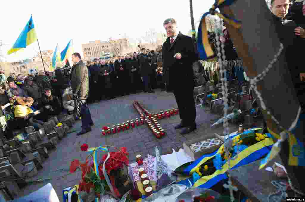 Президент України Петро Порошенко у день річниці початку Євромайдану вшанував пам'ять Героїв Небесної сотні. Разом із Президентом участь у церемонії взяли Голова Верховної Ради України VII скликання Олександр Турчинов, Прем'єр-міністр України Арсеній Яценюк, представники громадськості. Київ, 21 листопада 2014 року