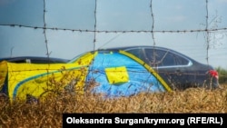 Туристическая палатка в сине-желтых цветах. Крым, 2018 год. Иллюстрационное фото