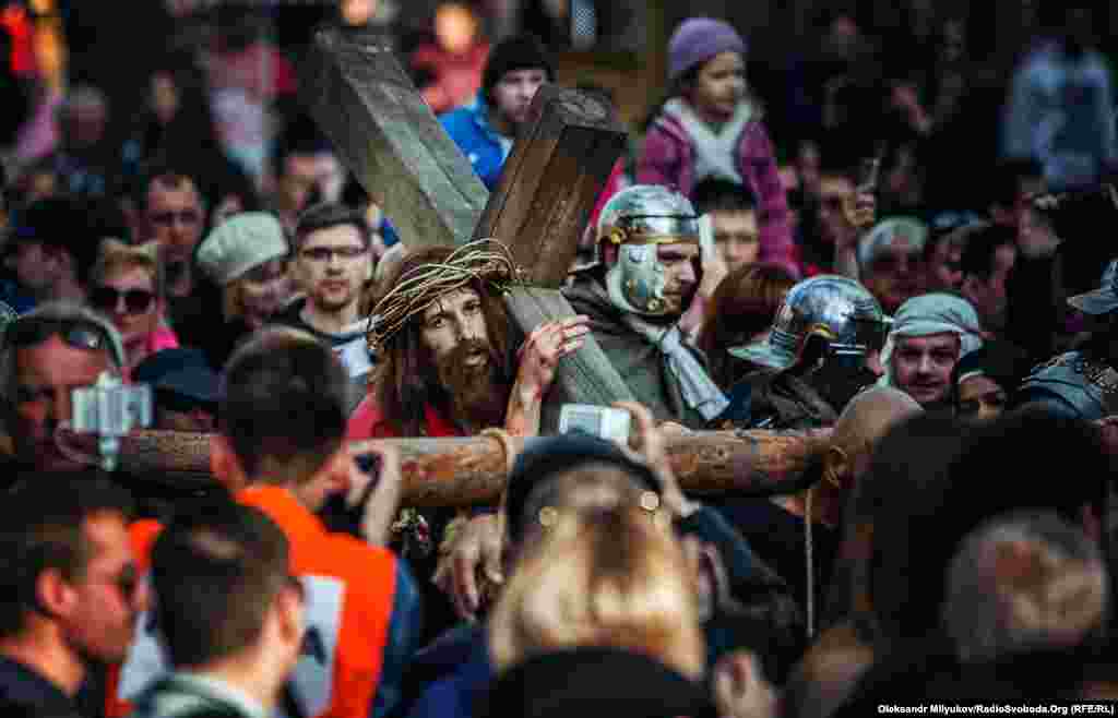 Ісус йшов хресною дорогою під вигуки натовпу «Розіпни його!», «Він – Месія!»