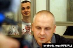 Дмитро Дінзе, на задньому плані – його підзахисний Олег Сенцов