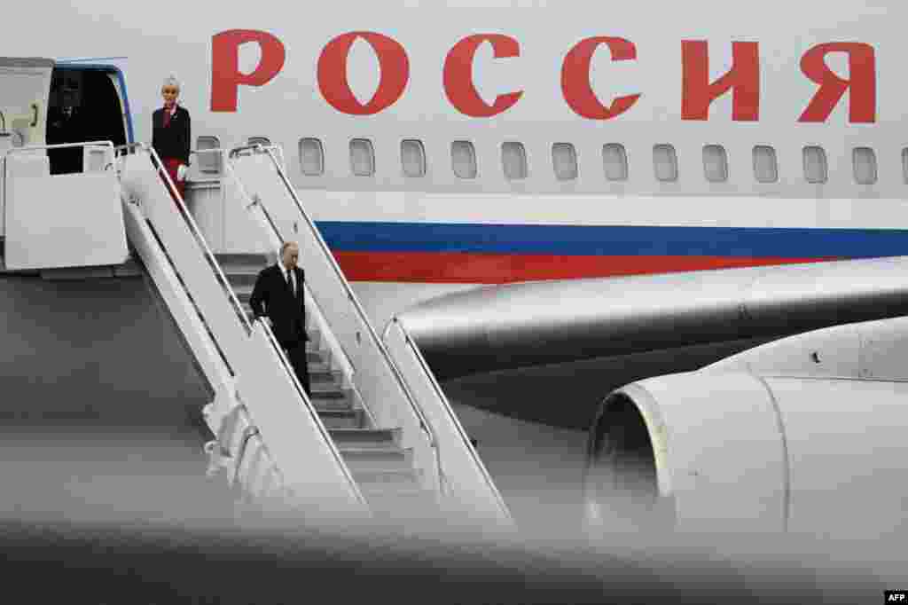 Avio s ruskim predsednikom sleteo je oko 40 minuta kasnije.Tramp je u avionu rekao da neće "biti srećan ako odem bez nekog oblika prekida vatre", dodao je. "Ovo je danas zaista postavljanje stola. Imaćemo još jedan sastanak ako stvari budu dobre, što će biti vrlo brzo, ili uopšte nećemo imati nikakve sastanke. Možda nikada."