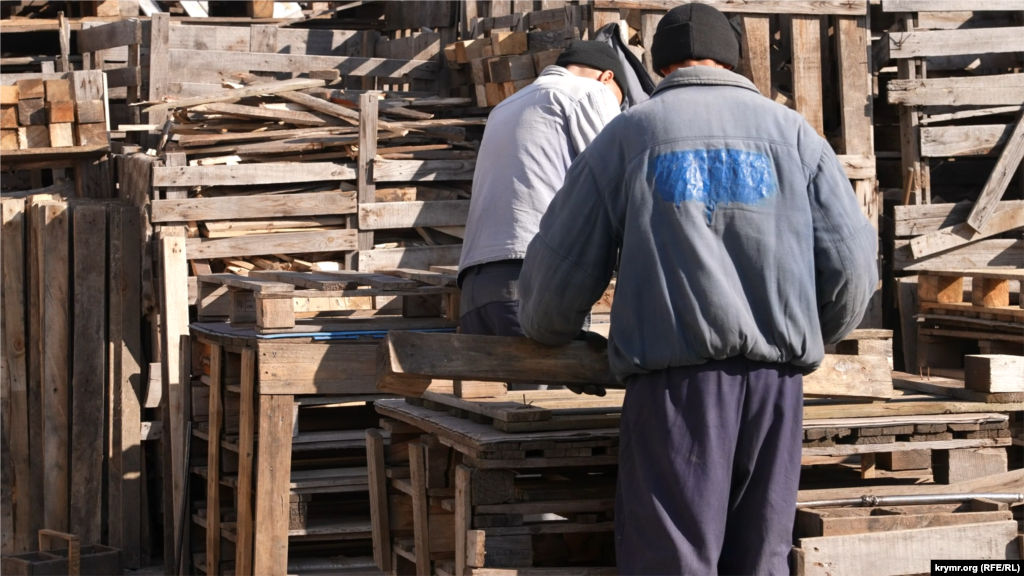 В лагере есть несколько производственных цехов – вот здесь разбирают паллеты или ремонтируют их