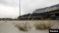 Cтадион для пляжного волейбола в спортивном комплексе "Фалиро" постепенно зарастает травой