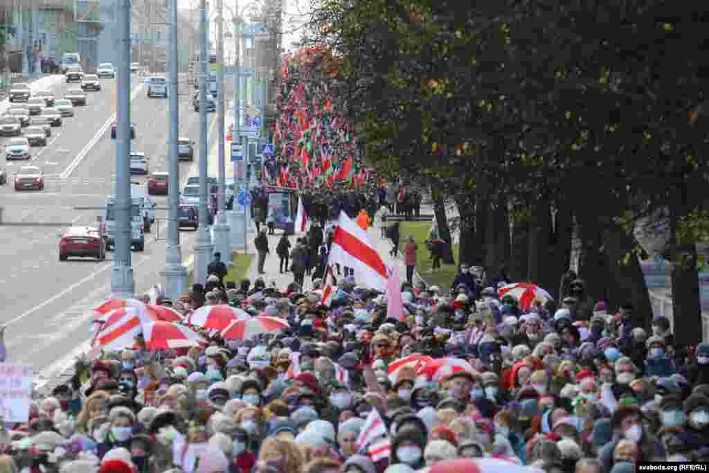 Дві ходи рухаються одна за одною: попереду – опозиційна, за нею – провладна