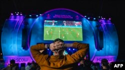 Болельщики сборной России наблюдают за игрой команды на чемпионате Европы, 13 июня 2021 года