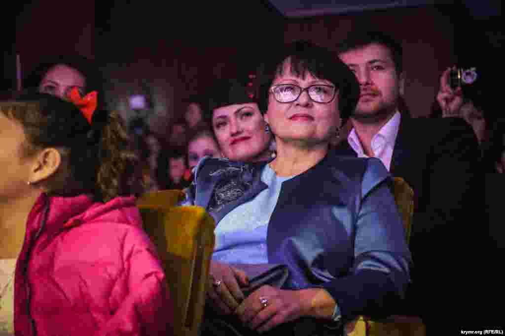 Заместитель генерального директора ООО «Кара дениз продакшн» Лиля Буджурова: «Глядя на наших детей самый безголосый запоет и безногий затанцует. Тяжкие времена и черные дни люди создают сами, мы не  будем этого делать для наших детей. «Татлы сес» будет жить! Он был вчера, есть сегодня и будет завтра!»