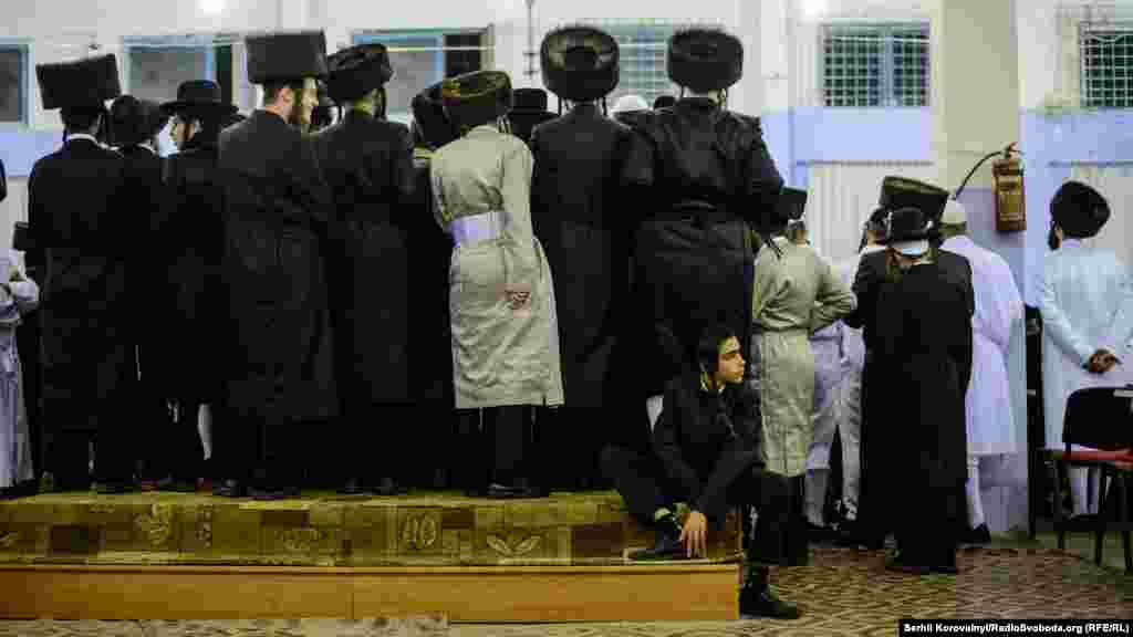 Шаббат (суббота) – это день, когда Тора предписывает иудеям воздерживаться от какого-либо труда. В этот день иудеи могут гулять, читать священные писания, общаться с друзьями и знакомыми 