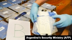 Фото, опубліковане в лютому 2018 року, під час операції поліції, в результаті якої було вилучено близько 400 кілограмів кокаїну з російського посольства в Буенос-Айресі