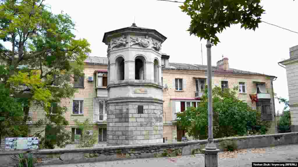 Знаменитая Башня Ветров, построеннаяв 1849 году по подобию Башни Ветров в Афинах. Первоначальное назначение этого строения – вентиляционная башня книгохранилища Морской библиотеки. Библиотека сгорела в 1855 году, а башня осталась и продолжает радовать глаз, находясь в настоящее время практически во дворе жилого дома