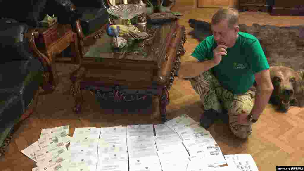 Владелец зоопарка «Сказка» и парка львов «Тайган» Олег Зубков разложил на полу документы судебных заседаний. По его словам, за время аннексии Крыма он посетил более 300 судебных заседаний. Подконтрольный России Белогорский районный суд 5 декабря приостановил деятельность парка львов «Тайган» на 30 суток