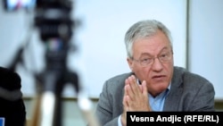 "Nema nikakve sumnje da je ljudima dogorelo i to podseća na kraj Miloševićevog režima kad se on do te mere preigrao i ugrozio živote i egzistenciju ljudi da nisu mogli da ga podnose čak ni oni koji su ga jedno vreme podržavali", kaže Rade Veljanovski.