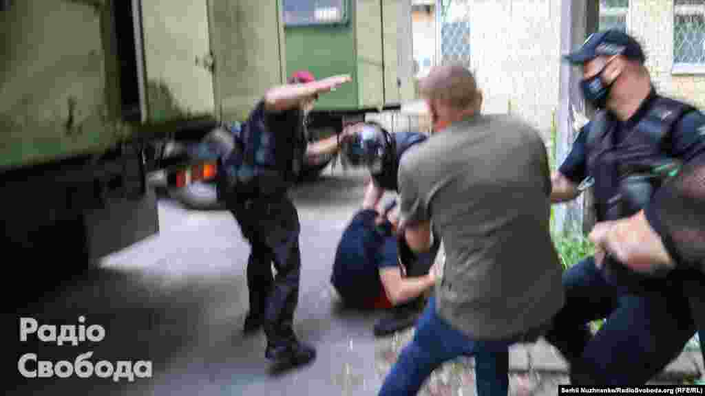 У відомстві вказують, що поліцейські затримали п’ятьох людей біля суду. У поліції стверджують, що один із чоловіків спровокував конфлікт із журналістами, а інші перешкоджали поліцейським під час затримання правопорушника і нецензурно висловлювалися