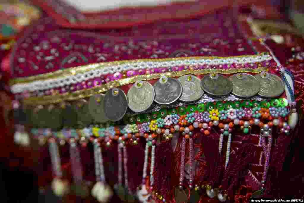 "Штамповки делают, шторы марийским орнаментом или же вышивку. Сейчас у нас в городе специальные студии есть. Но я от этой техники стариной не отхожу, делаю только так", – говорит мастер.