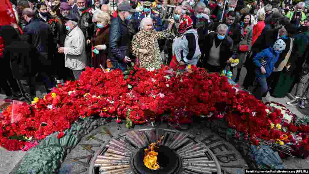 Усе це відбувалося під вигуки «Фашизм не пройде»