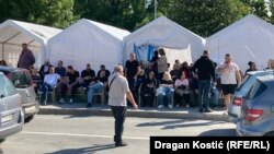 Okupljeni ispred šatora na Trgu Nikole Pašića, 27. maj 2025.