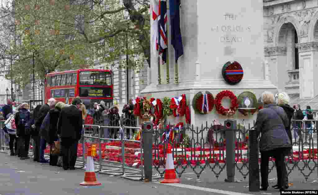 Кенотаф на древнегреческом языке буквально означает "пустая могила". В 1919 году он был сделан из дерева. В 1920 году кенотаф, разработанный Эдвином Лутиенсом, построенный из портлендского камня, был открыт королем Георгом V. Надпись на нем гласит «Слава павшим».