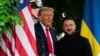 Američki predsjednik Donald Trump pozdravlja ukrajinskog predsjednika Volodimira Zelenskog u Bijeloj kući 18. augusta 2025.