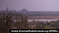 Снимок, сделанный из Красногоровки: шахта Абакумова и оккупированный Донецк, 2019 год