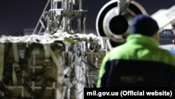 США надають активну допомогу Україні. На знімку: прибуття чергового вантажу американської військової техніки