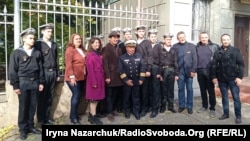 Ліцеїсти, офіцери, волонтери, група кінематографістів біля входу до Інституту Військово-морських сил в Одесі, 14 жовтня 2021 року