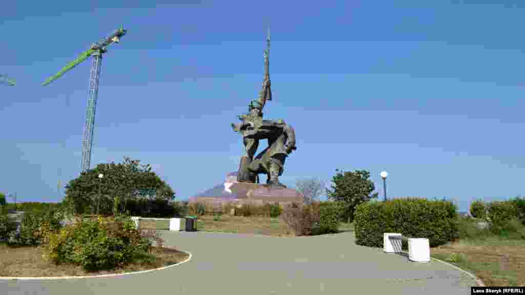 Рядом с памятником «Матросу и Солдату» идет строительство объектов так называемого «культурного кластера»